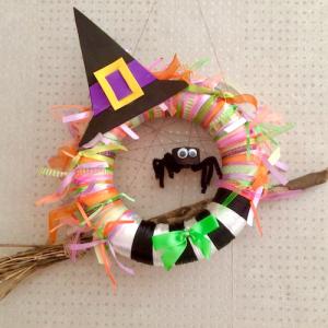 Une jolie couronne de sorcière d'Halloween à accrocher sur sa porte d'entrée le soir de la chasse aux bonbons à Halloween. Les enfants adoreront voir cette couronne d'Halloween avec son chapeau de sor