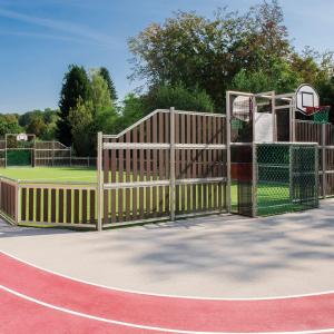 Découvrez quels jeux il est possible de pratiquer sur un terrain multisports. Il en existe dans de nombreuses villes et il est possible d'adapter de nombreux jeux afin que toute la famille puisse y jo
