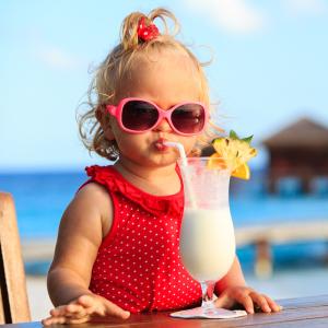 Il est important de protéger les yeux des enfants avec des lunettes de soleil. Les les UVA et les UVB peuvent endommager l'œil, surtout ceux des enfants.