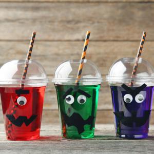 Voici une boisson très simple à réaliser mais qui sera parfaite pour Halloween. Les enfants voudront absolument essayer de boire tous les monstres et seront ravis de découvrir de nouvelles saveurs.