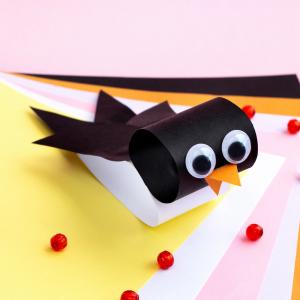 Activité de bricolage de printemps, découvrez comment faire une hirondelle, un oiseau en papier. Activité très simple à faire avec les enfants à la maison ou en classe afin de fêter le printemps