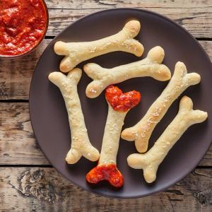Découvrez la recette des os en pâte feuilletée d'Halloween. Une recette très simple et rapide à faire pour Halloween. Préparez le meilleur des repas d4Halloween en suivant nos recettes.