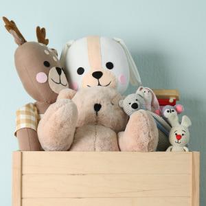 Les peluches sont le jouet favorie de bébé ! Les peluches sont les premiers compagnons d'un enfant, dès la naissance voir avant, les premiers cadeaux et les premiers achats pour bébé sont souvent des