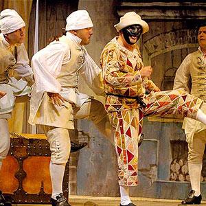 Les personnages de la commedia dell'arte sont légèrement différents de leurs cousins français, voici les personnages et leur habillement :