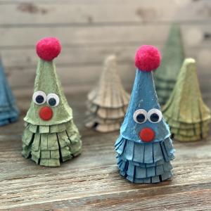 Activité de bricolage enfants pour réaliser des petits sapins en papier à accrocher.