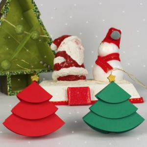 Activité de bricolage enfants pour réaliser des petits sapins en papier à accrocher.