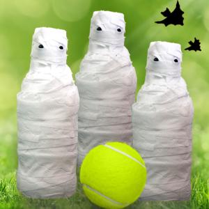 Une idée de bricolage qui vous permettra de réaliser rapidement tout un jeu de quilles en forme de momies. Une idée de bricolage parfait pour les jeux d'Halloween. Les quilles momies d'Halloween seron