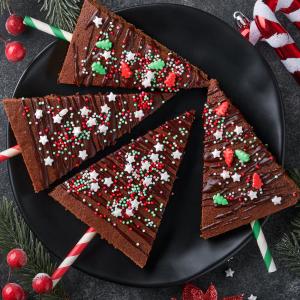 Ces sapins de Noël sont réalisé à partir d'un gateau au chocolat. Ensuite, il ne s'agit que de découpage et de décoration. Une recette hyper simple à faire avec les enfants à l'approche du 25 décembre