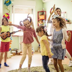 Les statues est un jeu musical que les enfants adorent ! Faîtes-les danser, arrêtez la musique. Ils doivent rester figer comme des statues. Fous rires garantis.