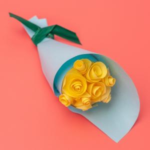 Comment faire un bouquet de fleurs en papier ? Découvrez toutes les étapes pour fabriquer un bouquet de fleurs à offrir ou pour décorer une maison ou une classe. Un très joli cadeau qui ne fanera jama