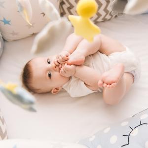 Les premiers jeux de bébé passent par l'éveil des sens. Les premiers jeux de votre bébé passent par ses sens, cela commence pendant la grossesse et cela se poursuit durant les 6 premiers mois. Il est