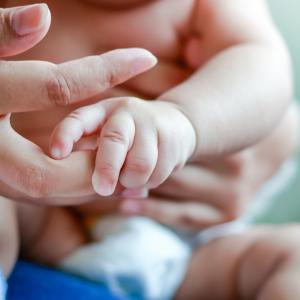 L'éveil et 5 sens : les jeux d'éveil doivent porter sur les 5 sens. La première occasion d'éveil de bébé passe par l'alimentation et donc par la bouche. Le temps de la tét&ea