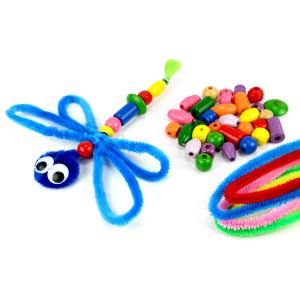 Découvrez une activité créative qui permettra aux enfants de développer leur motricité fine afin de créer des libellules géantes grâce à des perles en bois et des chenilles. Un bricolage facil
