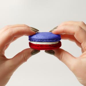 Comment faire des macarons tricolores, bleu, blanc et rouge, pour la Fête nationale ?  Cette recette typique française est parfait pour le 14 juillet.