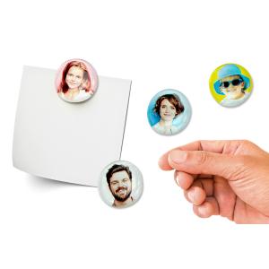 Aujourd'hui nous allons utiliser des galets en verre pour fabriquer des magnets et décorer le frigo avec plein de jolies photos de famille !