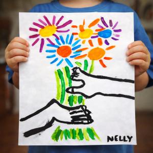 Peinture inspirée du tableau de Picasso : les mains au fleurs. Une façon amusante de faire découvrir l'art et Picasso aux enfants.