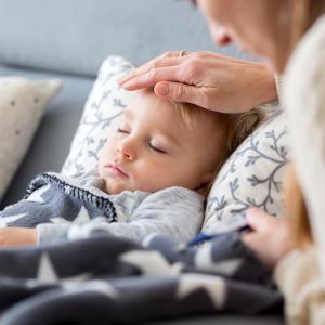 Dossier sur les maladies infantiles. Les maladies infantiles sont les maladies qui se contractent généralement durant l'enfance. Le système immunaitaire se construisant en même temps que l'enfant gran