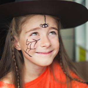 Un jolie maquillage d'araignée sur sa toile qui sera parfait pour un déguisement de sorcière. C'est un maquillage très simple et qui prend très peu de temps à faire. Votre enfant sera prêt à aller eff