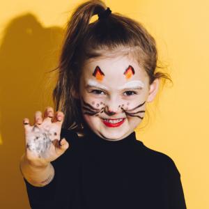 Comment réaliser un superbe maquillage de chat de sorcière ? Ce maquillage est minutieux mais ne nécessitera que peu de déguisement puisqu'il suffit d'habiller votre enfant entièrement en noir pour do