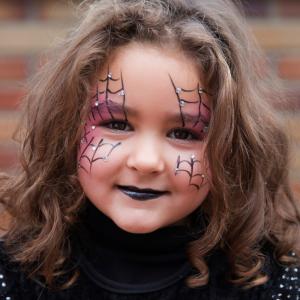 Comment réaliser un maquillage de sorcière blanche ? Une idée de maquillage de sorcière à la peau blanche pour déguiser votre enfant. Ce maquillage de sorcière très simple peut être réalisé pour une s