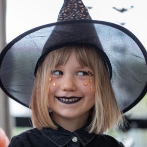 Comment maquiller son enfant en jolie sorcière ? Ce maquillage très simple peut être réalisé avec le maquillage de maman ou du maquillage d'Halloween pour enfant. Les enfants adoreront ressembler à un