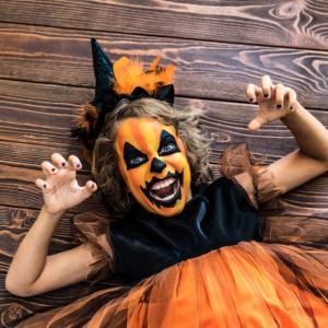 Vous cherchez un maquillage Halloween facile pour vos petits loups ?  Retrouvez nos meilleures idées de maquillage Halloween. Il vous demande du faux sang, une cicatrice, des plaies, des griffures ou