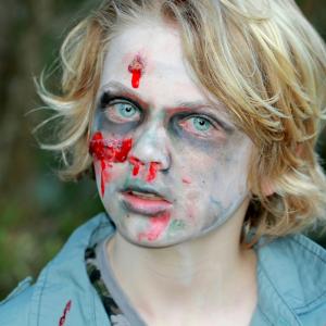 Comment réaliser un maquillage de zombie simple et très facile à faire pour déguiser un enfant en zombie. Avec ce maquillage il sera facile de trouver quelques vêtements dans la penderie pour transfor