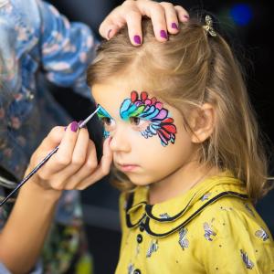 Un maquillage oiseau de paradis en rose, bleu et blanc. Les oiseaux de paradis sont des petits oiseaux très colorés qui vivent sous les tropiques. Voici une idée de maquillage d'oiseau de paradis à ré