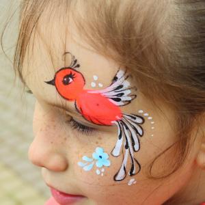 Une idée de maquillage d'oiseau pour enfant. Un maquillage simple pour réaliser un maquillage d'oiseau sur le visage de votre enfant. Le dessin est simple et le motif laisse les yeux bien dégagés ce q