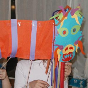 Réalise ta marionnette du dragon chinois et part défiler dans les rues dans le vacarme assourdissant des gongs et des pétards du nouvel an chinois. Renseigne-toi s'il existe une communauté chinoise, .