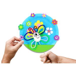 Avec ce bricolage facile et rapide, les enfants s'amuseront à fabriquer une marionnette papillon et un joli décor fleuri ! Idéal pour organiser un atelier créatif sur le thème du printemps.
