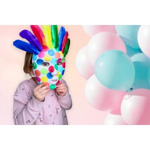 Créez votre propre masque super coloré pour le carnaval.Quelques plumes, des confettis en papier de soie et les enfants seront prêt pour mardi gras. Une activité idéale pour les enfants !