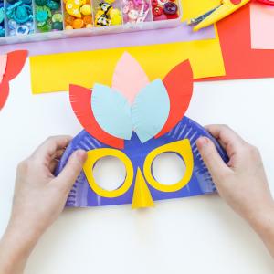 Un masque de Rio à fabriquer à partir d'une assiette. Vos enfants pourront choisir les couleurs de leur masque ainsi que le nombre de plumes afin qu'ils soient les plus beau pour le Carnaval.