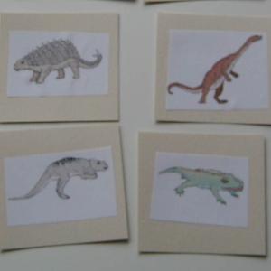Activité de bricolage pour réaliser une memory sur les dinosaures. Fiche pratique pour aider un enfant à réaliser une memory sur les dinosaures