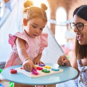 La méthode Montessori est une pédagogie qui prône l'autonomie des enfants dès le plus jeune âge tout en respectant leurs rythmes. Retrouvez toutes nos infos sur cette méthode d'éducation alternative d