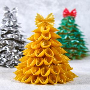 Fabriquez un mini sapin en pâtes facilement grâce à notre tuto. Un mini sapin de Noël à fabriquer gratuitement