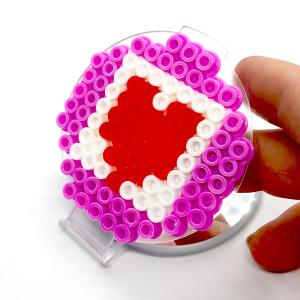 Vous vous demandez quoi offrir pour la Fête des mères ? vous voulez un cadeau beau et utile à personnaliser. Ce miroir en perles à repasser est le cadeau idéal. La maman pourra même l'emporter en voya