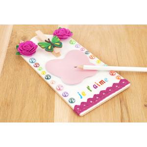 Retrouvez des astuces pour personnaliser un mémo avec des fleurs et des papillons avec les enfants.