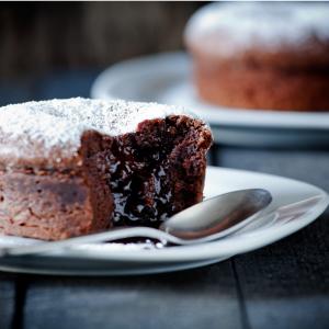 Moelleux au chocolat : une idée de recette pour réaliser un vrai gâteau moelleux au chocolat qui ravira les papilles de tous les mateurs de chocolat.