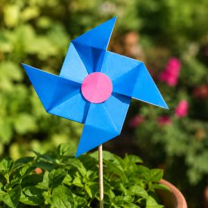 Voici un pliage origami qui vous permettra de fabriquer un moulin avec un pliage origami. Ce moulin en papier sera parfait pour que votre enfant puisse jouer avec le vent. Le moulin en origami pourra