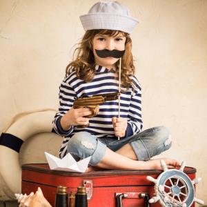 Fiche d'activité détaillée pour fabriquer une moustache de pirate pour se déguiser ou pour le carnaval. Moustache de pirate en papier