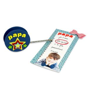 Un cadeau original pour les papas et les mamans bricoleurs à offrir pour la Fête des pères ou la Fête des mère ou même à Noël. La mètre ruban à fabriquer est accompagné d'une jolie carte avec une phot