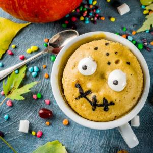 Voici la recette du mug cake, le gâteau à faire dans un mug et à cuire au micro-onde. vous mettrez à peine quelques minutes à la faire et vous pourrez le déguster tout de suite !
