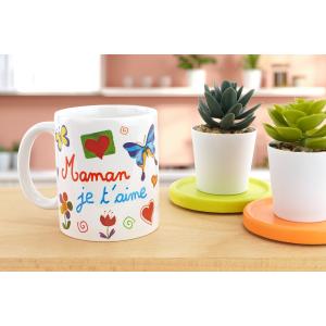 Offrez un mug décoré à la main pour la fête des mères : une activité facile dès 6 ans, à faire avec des marqueurs et stickers spéciaux. Tout est dispo sur 10doigts.fr !
