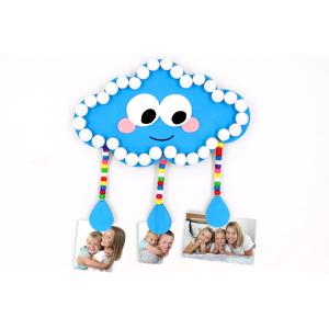 Dans cette activité météo, nous allons fabriquer un joli porte-photos nuage ! Une activité accessible dès le plus jeune âge basée sur le collage, le découpage et la peinture. Vous pourrez ensu
