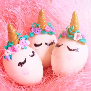 Voici un joli oeuf licorne DIY que vous allez pouvoir réaliser très facilement à l'aide d'un peu d'un oeuf, d'un peu de peinture et de pâte à modeler.