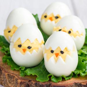 L'oeuf mimosa poussin est une bonne idée d'amuse-bouche ou d'entrée qui va plaire aux enfants. Ces petits poussins sont rigolos et terriblement délicieux.