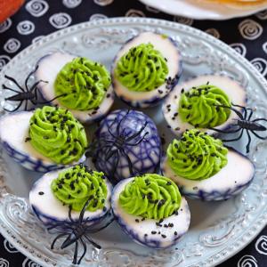 Découvrez comment réaliser cette recette parfaite pour Halloween. Présentez à vos invités ces oeufs mimosa et ils croiront que ce sont des oeufs pourris alors qu'ils sont délicieux !