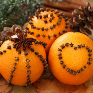 Faire sécher des oranges de Noël piquées de clous de girofle