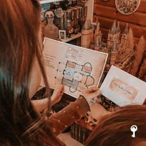 Découvrez comment réussir l’organisation d’une chasse au trésor pour enfants. Étapes, idées de thèmes, astuces et kits Escape Kit à imprimer pour une activité ludique à la maison !